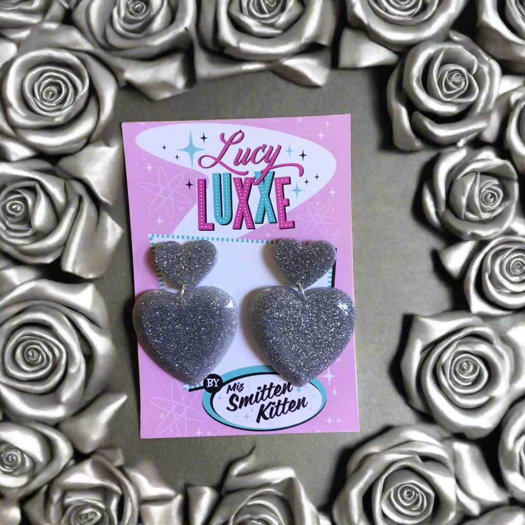 QUEEN OF HEARTS - glitter heart earrings - Silver