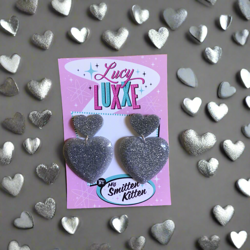 QUEEN OF HEARTS - glitter heart earrings - Silver