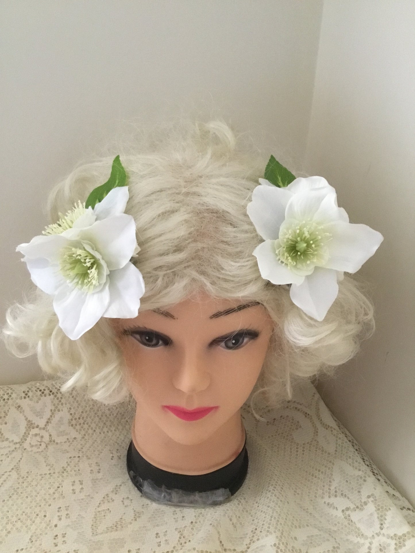 Double Japanese anemones - hairflower - White
