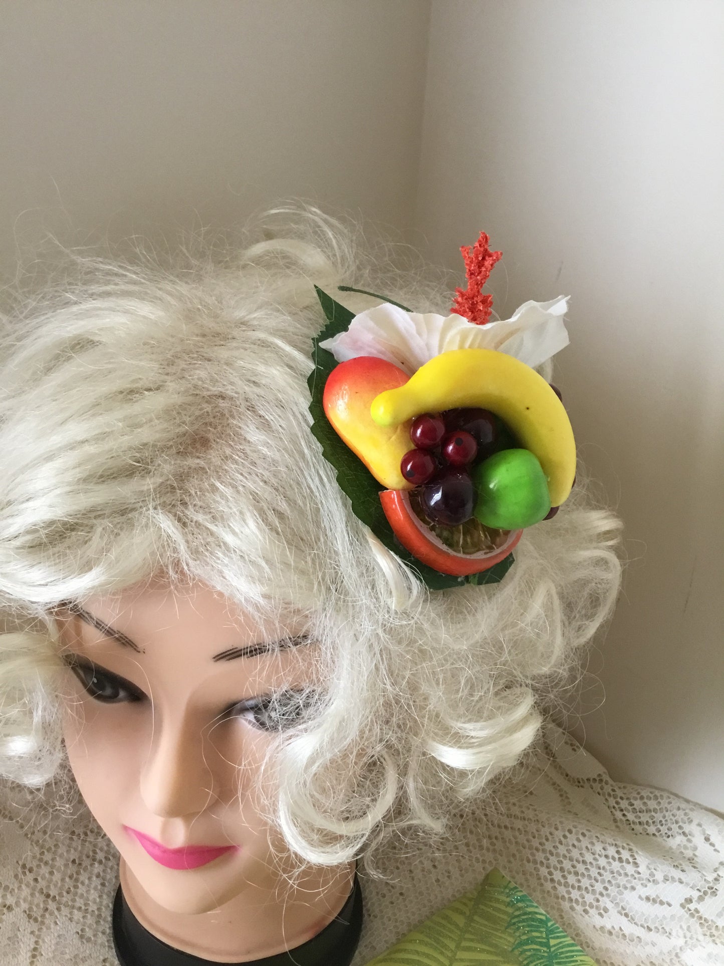 LEILANI - White hibiscus / Fruit cluster hairpiece