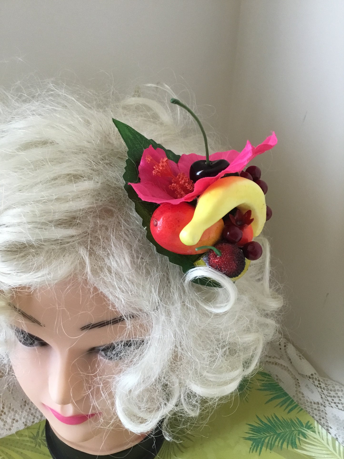 LEILANI - Pink hibiscus / Fruit cluster hairpiece