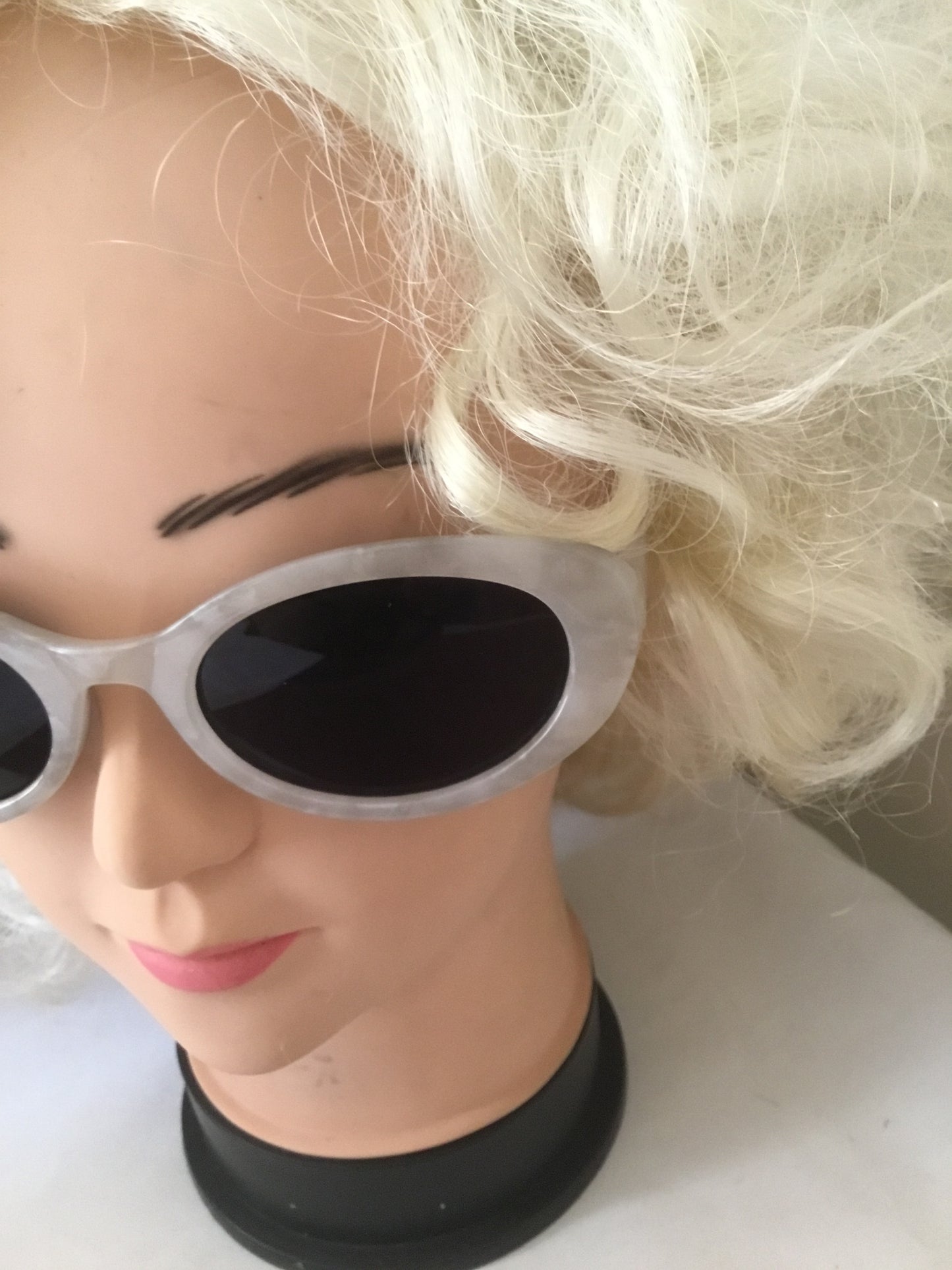 Oval frame fakelite vintage inspired sunglasses