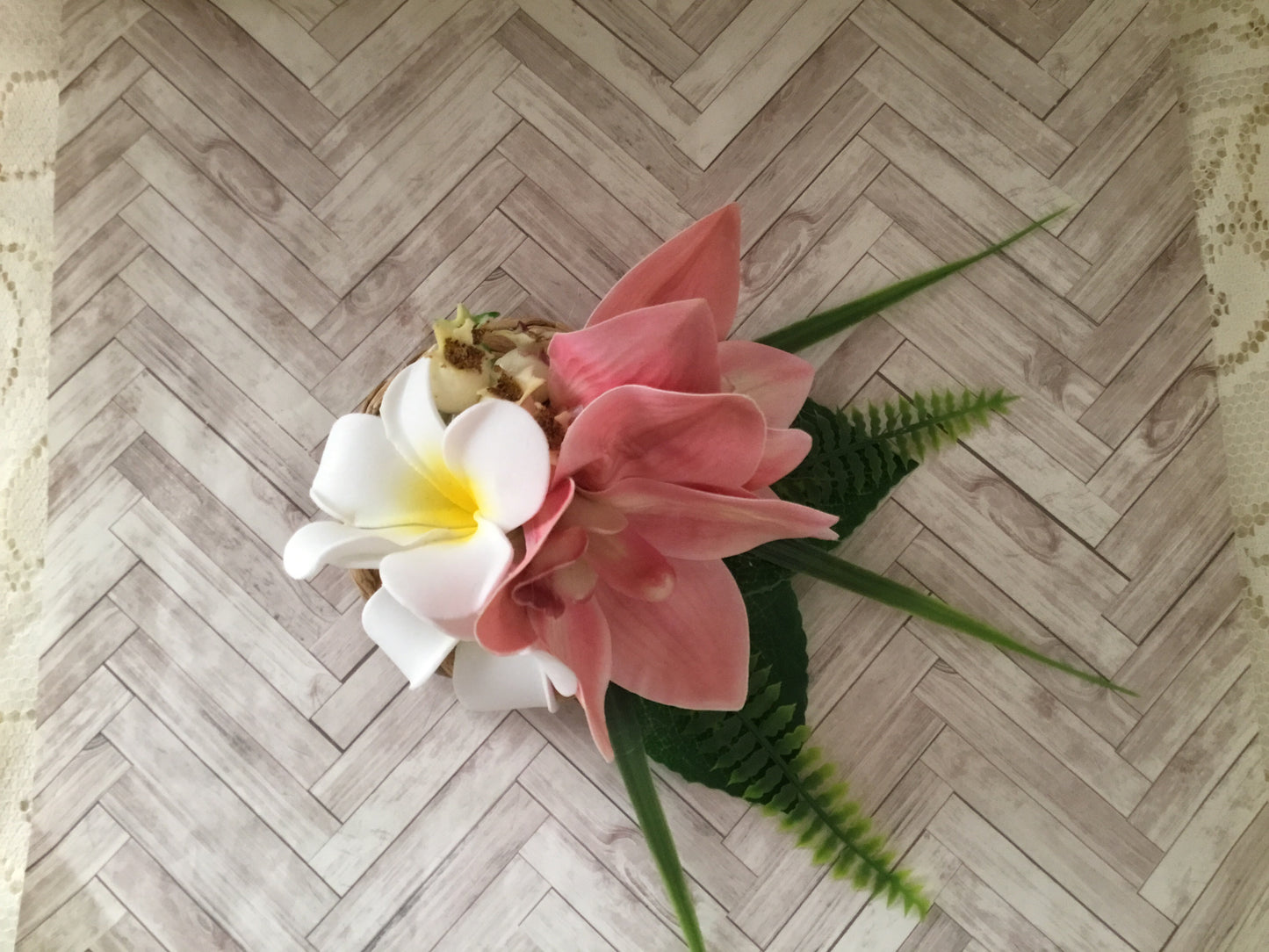 SIENNA - tropical cluster pink set on a rattan base