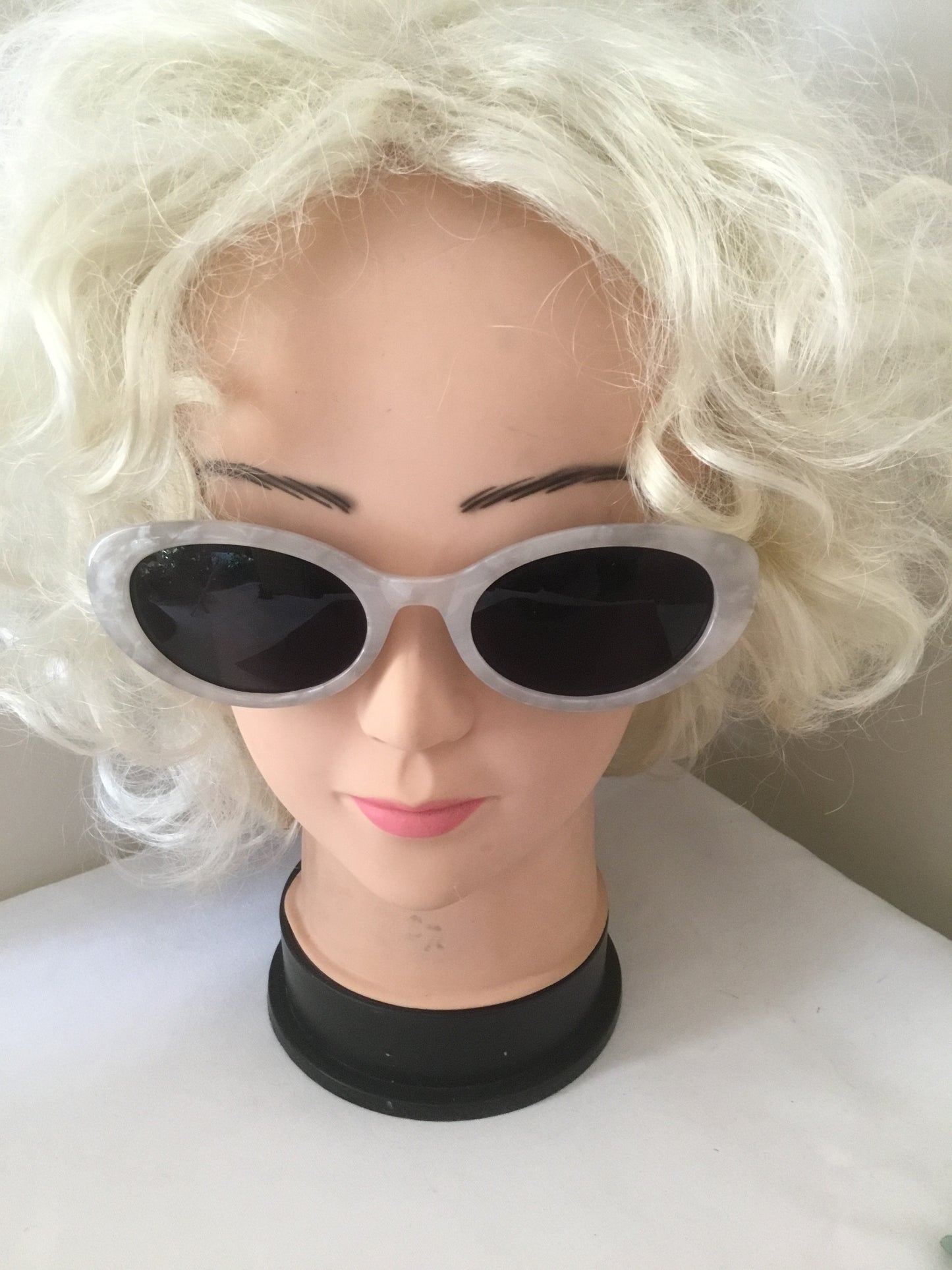 Oval frame fakelite vintage inspired sunglasses