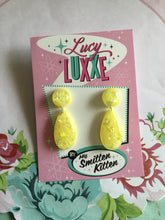 Load image into Gallery viewer, BREE - confetti lucite earrings - yellow
