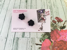 Load image into Gallery viewer, CUTE ROSE - earrings - black or red
