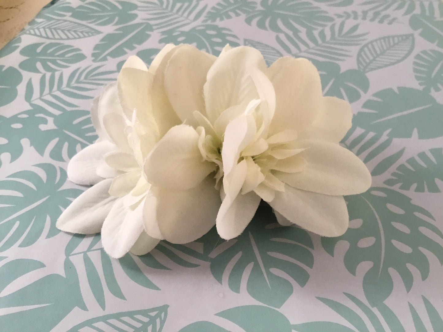 Beautiful Arabian Jasmine cluster hairflower - white