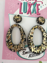 Load image into Gallery viewer, BIG BETTY - gold confetti lucite hoops - BLACK
